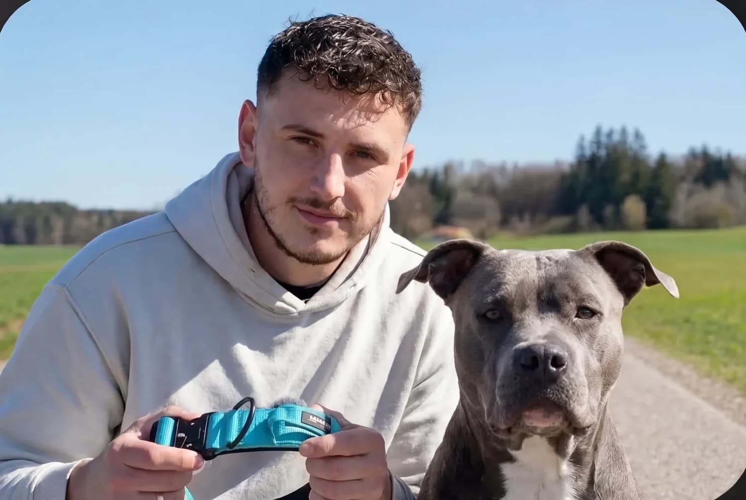 Alex, Gründer der Marke Bulletpaws, mit seinem Hund